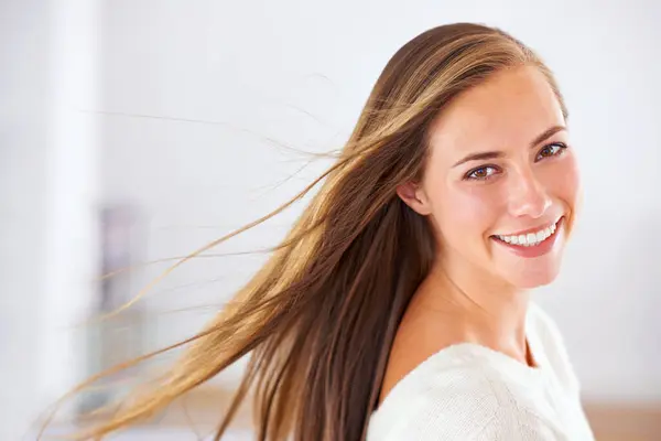 Portret Vrouw Model Voor Haarverzorging Behandeling Groei Bij Schoonheidssalon Schoonheidsspecialiste — Stockfoto