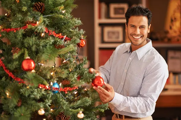 ハッピーマン 肖像画 クリスマスツリーは お祝い お祝い または自宅で12月のための装飾や救済 伝統的な季節や新年のための笑顔 装飾またはインテリアの装飾を持つ男性 — ストック写真