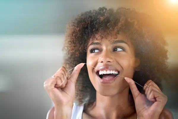 Mulher Africana Fio Dental Feliz Pela Limpeza Para Bem Estar — Fotografia de Stock