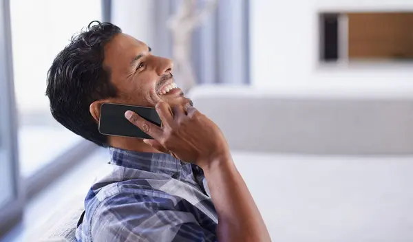 Homem Smartphone Rir Sofá Para Telefonar Conversa Engraçada Comunicação Sala — Fotografia de Stock