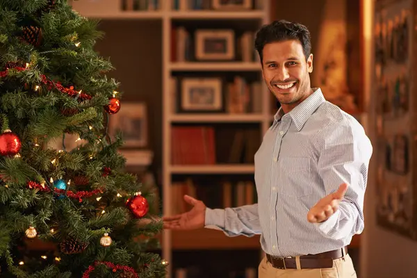 Hombre Feliz Retrato Árbol Navidad Con Bienvenida Para Fiesta Celebración —  Fotos de Stock