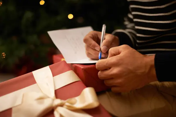 Schreiben Hände Und Mann Mit Karte Und Geschenk Für Weihnachtsfeier — Stockfoto