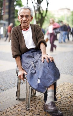 Sakin ol, iş adamı ya da yaşlı bir adam bir sandalyede ya da şehirde huzur için, mahallede ya da Sao Paulo 'da. Açık hava molası, düşünme ve Brezilya 'da önlüğü, işi ve bilgeliği olan yaşlı bir erkek sokakta..