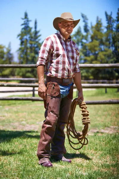 Gård Ranch Portrett Senior Cowboy Med Tau Lasso Hest Rodeo – stockfoto