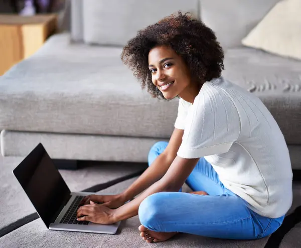 在客厅里从事自由职业创意项目的地板上的女性的微笑 笔记本电脑和肖像 科技和非洲女性设计师在电脑上打字 用于公寓地毯的研究 — 图库照片