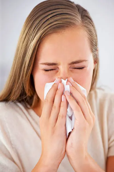 Femme Éternuer Malade Avec Grippe Des Allergies Nez Soufflant Dans — Photo