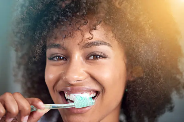 黑人妇女 在浴室清洁牙齿的肖像和牙刷 牙齿健康和自我护理特写 呼吸清新 牙齿矫正 口腔卫生和每天早上在家用牙膏 — 图库照片