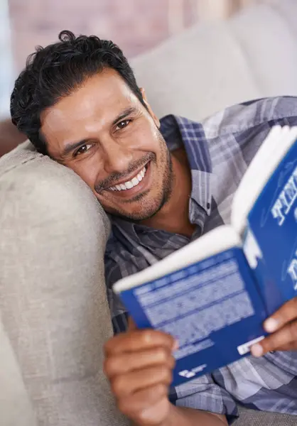 Человек Портрет Чтение Книги Знаний Доме Литературе Информации Счастливый Мужчина — стоковое фото
