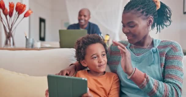 Eltern Kind Und High Five Mit Tablet Auf Dem Sofa — Stockvideo