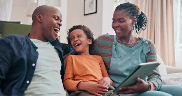 Streaming Tableta Familia Negra Con Sonrisa Hijo Padres Relajan Sofá — Vídeo de stock