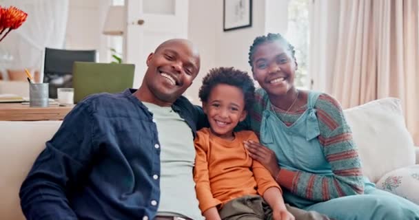 肖像画和黑人家庭一起坐在沙发上放松度假在南非 家长们 周末和孩子们一起在沙发上拥抱和微笑吧 — 图库视频影像