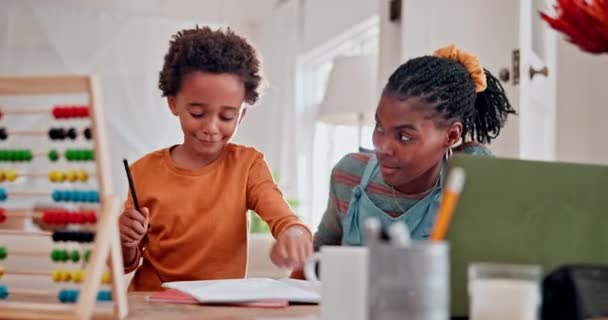 Hijo Madre Aprendizaje Para Educación Cinco Estudiar Para Conocimiento Desarrollo — Vídeo de stock