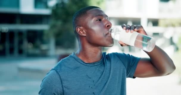 Hombre Corredor Africano Bebiendo Agua Ciudad Para Entrenar Con Descanso — Vídeos de Stock