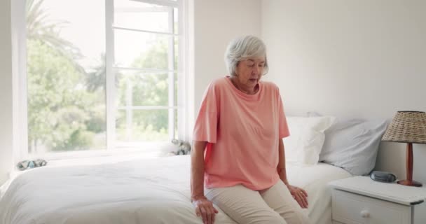 老妇人 卧房或因思家 退休或精神健康或床上焦虑而疲倦的人 老年妇女 因养老院疲劳 安详或老年时精神不稳而呼吸或减轻压力 — 图库视频影像