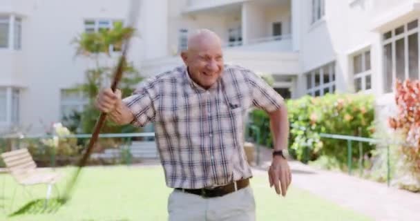 Пожилые Люди Мужчина Трость Танцы Парке Удовольствия Пенсии Комедийного Счастья — стоковое видео