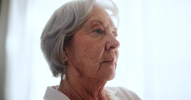 Ancianos Mujeres Pensando Futuro Casa Con Demencia Alzheimer Ansiedad Por — Vídeo de stock