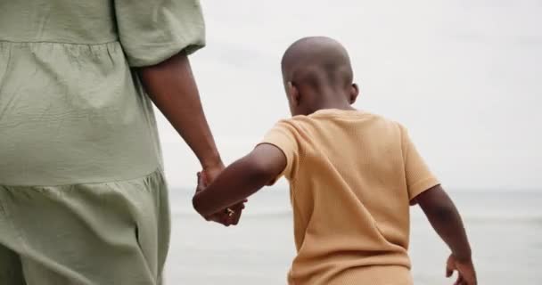 Mor Barn Och Hålla Händerna Stranden För Stöd Bindning Och — Stockvideo