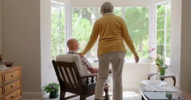 Bağlanmak, destek olmak, güvenle kaynaşmak için evde oturan yaşlı bir çift. Evlilikte, evde ya da emeklilikte bağlı, özenli ya da şefkatli geçmişe bakan, dokunaklı ya da yaşlı insanlar.