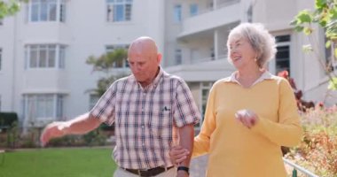 Yaşlı bir çift, bahçede yürür ve bahçede sohbet eder, el ele tutuşur ve bakıcıya el sallarlar. Yaşlı kadın, yaşlı adam ve klinikte emeklilikte engelli olan kişi için yürüyen çerçeve.