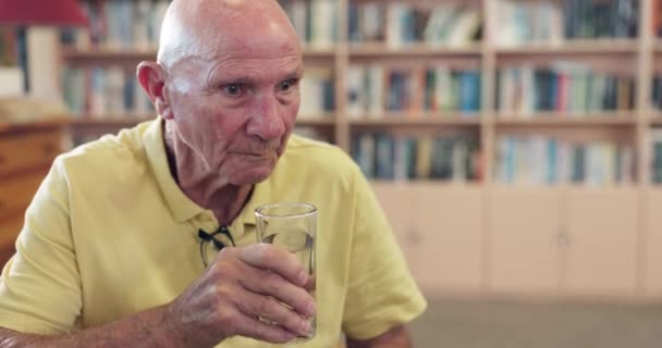 Friska Äldre Eller Man Dricksvatten För Välbefinnande Eller Hydrering För — Stockvideo