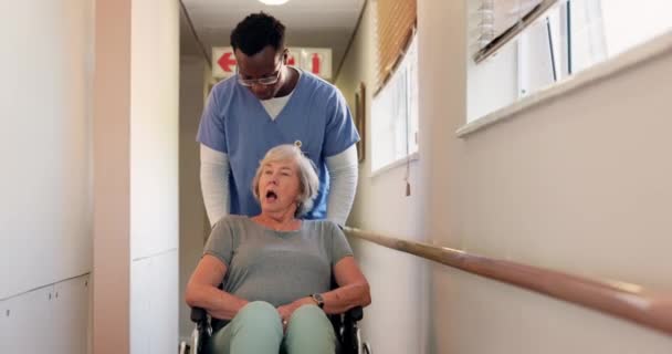 在医院里推挤 护理说话或坐轮椅的老年妇女 以获得医疗帮助 结果或支持 老年或残疾病人或老年人康复护理或咨询 — 图库视频影像