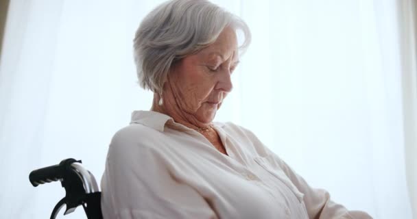 Äldre Tänkande Och Person Med Funktionshinder Hemmet Med Demens Alzheimer — Stockvideo