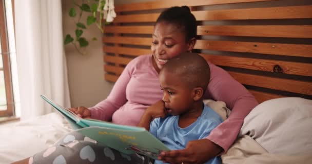 Moeder Kind Leesboek Voor Thuisonderwijs Leren Lesgeven Verhalen Taalontwikkeling Afrikaanse — Stockvideo