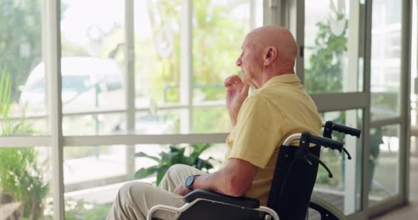Stařec Invalidní Vozík Přemýšlení Okna Penzi Nebo Smuteční Myšlenky Nebo — Stock video
