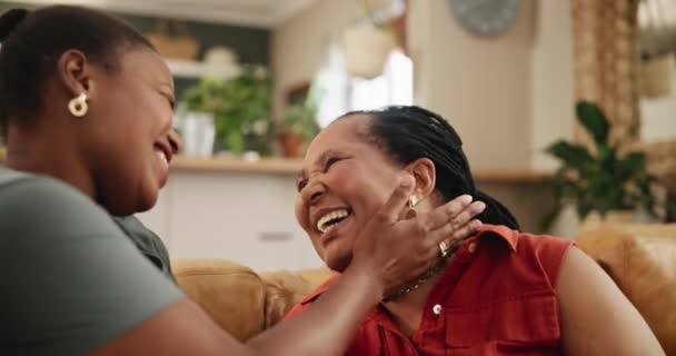 Starší Matka Černá Žena Šťastná Pohovce Objetím Spojením Smíchem Pro — Stock video