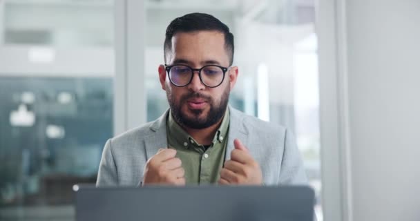 Üzleti Férfi Irodai Hírek Laptopon Promóció Vagy Ügyfél Értékesítés Feszült — Stock videók