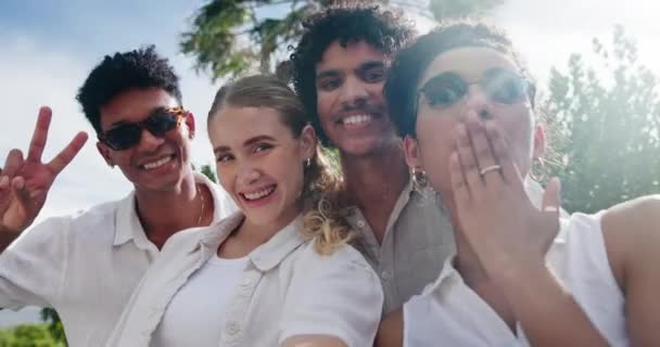 Rolig Selfie Och Vänner Sommaren Med Mode Eller Coolt Minne — Stockvideo