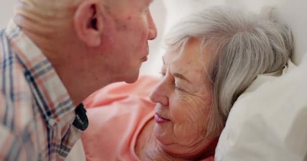 亲吻或在床上的老两口 以放松彼此的联系 支持和信任 住房或退休中的家庭 老人或浪漫的人 带着承诺 关心或爱心 — 图库视频影像