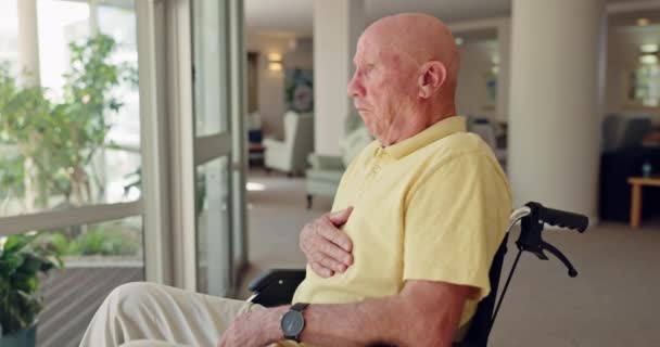 老年人 男人和咳嗽在轮椅或疾病疼痛的诊所或咨询支持 诊断或肺 行动能力援助和住院 退休或护理窗口视力的男性 — 图库视频影像