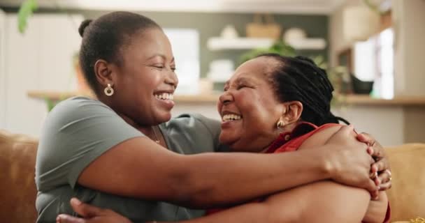 Sofa Knuffel Gelukkige Oudere Moeder Met Vrouw Voor Liefdevolle Relatie — Stockvideo