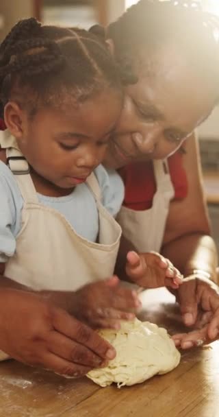 Menina Criança Avó Cozinhar Com Massa Para Aprender Ajudar Apoiar — Vídeo de Stock