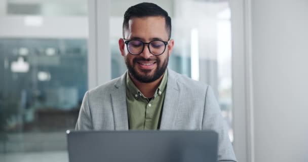 Gülümse Adamı Internette Postaları Planlamak Projelemek Okumak Için Ofisteki Bilgisayarda — Stok video