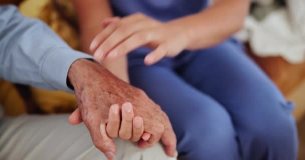 Opieka Nad Osobami Starszymi Empatia Lub Zbliżenie Pielęgniarki Trzymającej Się — Wideo stockowe