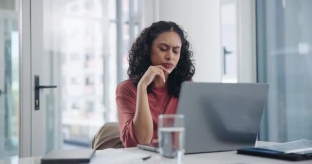 Женщина Офис Ноутбук Столом Мыслями Исследований Мозгового Штурма Обратной Связи — стоковое видео