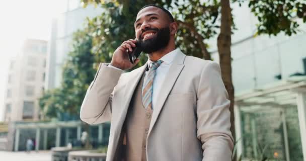 Boldog Üzletember Telefonhívás Városban Beszélgetésre Kommunikációra Vagy Hálózatépítésre Fiatal Férfi — Stock videók