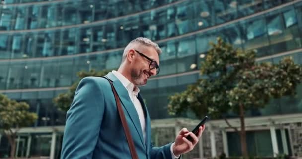 Forretningsmand Smil Mobiltelefon Med Anmeldelse Pendler Til Arbejdsplads Senior Mand – Stock-video