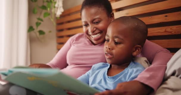 家庭教育 学习和教学中的母亲 儿童和阅读书籍 以及讲故事和语言发展 识字或知识的非洲家庭 孩子和快乐的母亲 — 图库视频影像