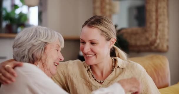 Sorria Amor Abraço Com Mãe Sênior Filha Sofá Sala Estar — Vídeo de Stock