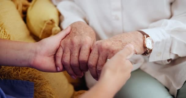 Altenpflege Unterstützung Oder Nahaufnahme Der Krankenschwester Beim Händchenhalten Mit Dem — Stockvideo