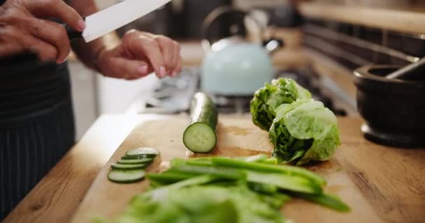 キッチンで食べ物の準備や健康的な食事のためのナイフ付きの人 切断キュウリ シェフのクローズアップまたは自宅でサラダのための自然で有機緑の野菜をスライス調理 — ストック動画