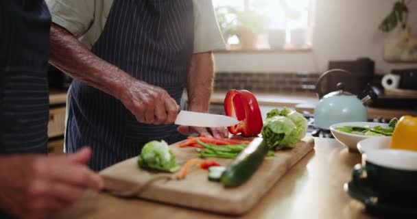 주방에서 다이어트 건강한 식사를위한 보드와 집에서 간식을위한 유기농 샐러드의 조각으로 — 비디오