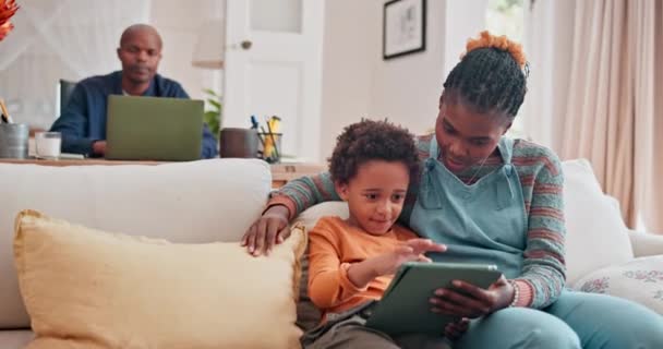 Ευτυχισμένη Μητέρα Tablet Και Μαύρο Παιδί Στο Σπίτι Την Οικογένεια — Αρχείο Βίντεο
