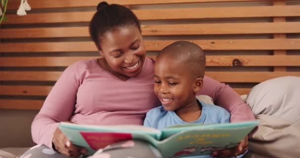 Mamá Niño Libro Lectura Para Educación Hogar Aprendizaje Enseñanza Con — Vídeo de stock
