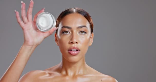 Donna Crema Skincare Bellezza Viso Dermatologia Con Prodotto Cosmetico Contenitore — Video Stock