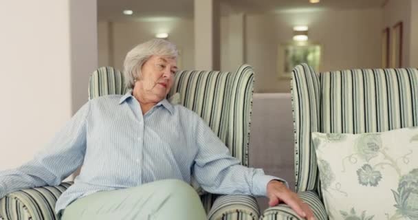 Senior Mujer Pensar Con Pena Recordar Depresión Casa Escuchar Duelo — Vídeos de Stock
