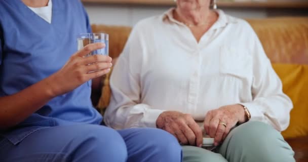 Donna Anziana Infermiera Con Pillole Supporto Assistenza Sanitaria Pensione Paziente — Video Stock